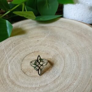 🌙 Anillo Pequeño Nudo de Bruja en Plata: Conexión Eterna y Discreta