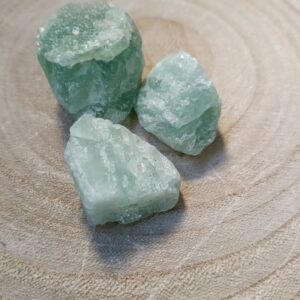 🌿 Fluorita Verde: La Piedra del Foco y la Intuición