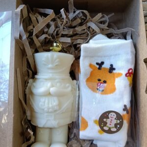Set de Regalo: Vela de Cascanueces en Soja y Calcetines Navideños